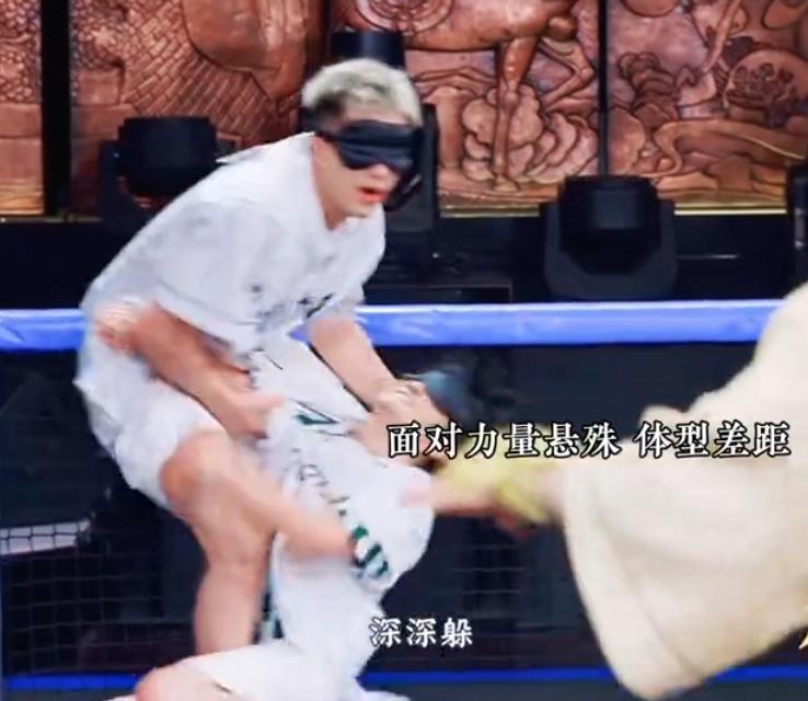 新华社45字评周深春晚表现，不提歌技却一针见血，戳中年歌迷心坎