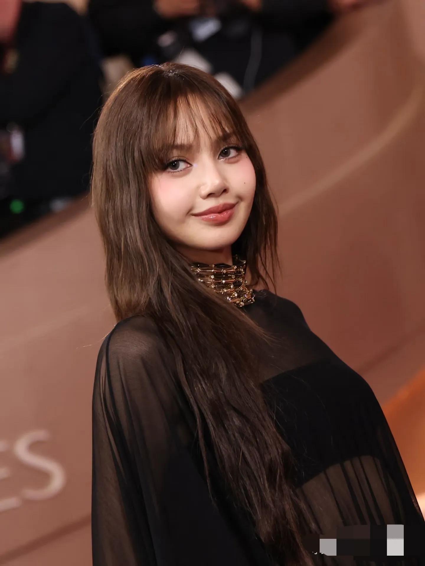 Lisa亮相金球奖，戴宝格丽高级珠宝，穿秀场礼服裙两套造型都超美