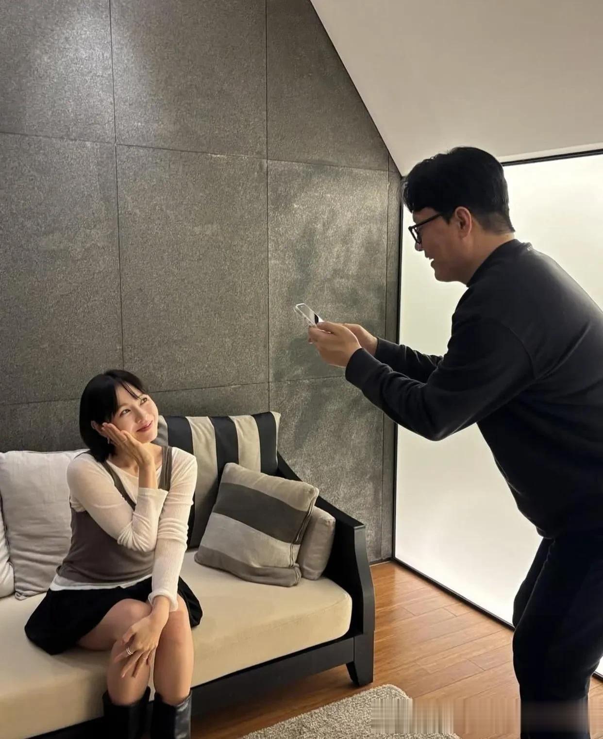 孙艺珍新电影的主创同事为她拍照片，女神也老了