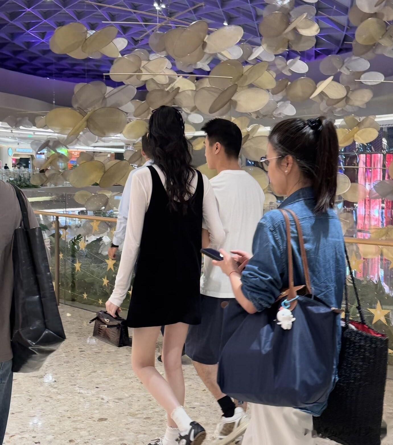 奚梦瑶、何猷君、赌王四姨太三亚逛街被偶遇,奚梦瑶又高又瘦又美