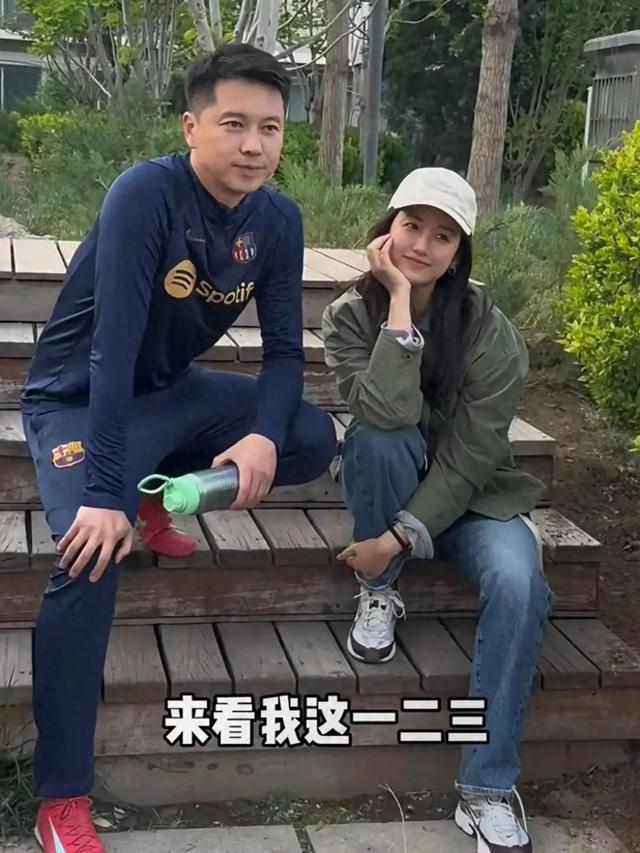 王雷夫妻同框,网友调侃:像是爸爸领着女儿!39岁李小萌太幼态!