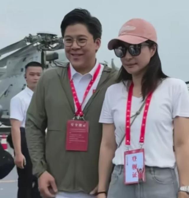 笑死!郭晶晶霍启刚登山东舰,一个忙着体验,一个扒拉着老婆拍照