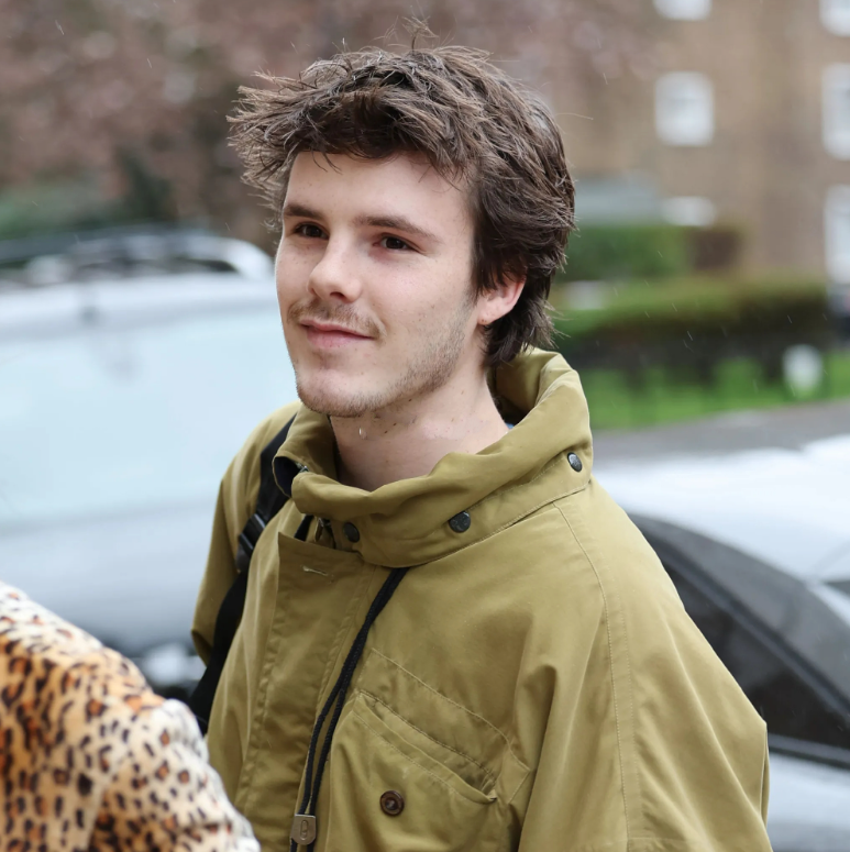 克鲁兹现身街头！穿休闲装头发凌乱，演出门票售罄获维多利亚点赞