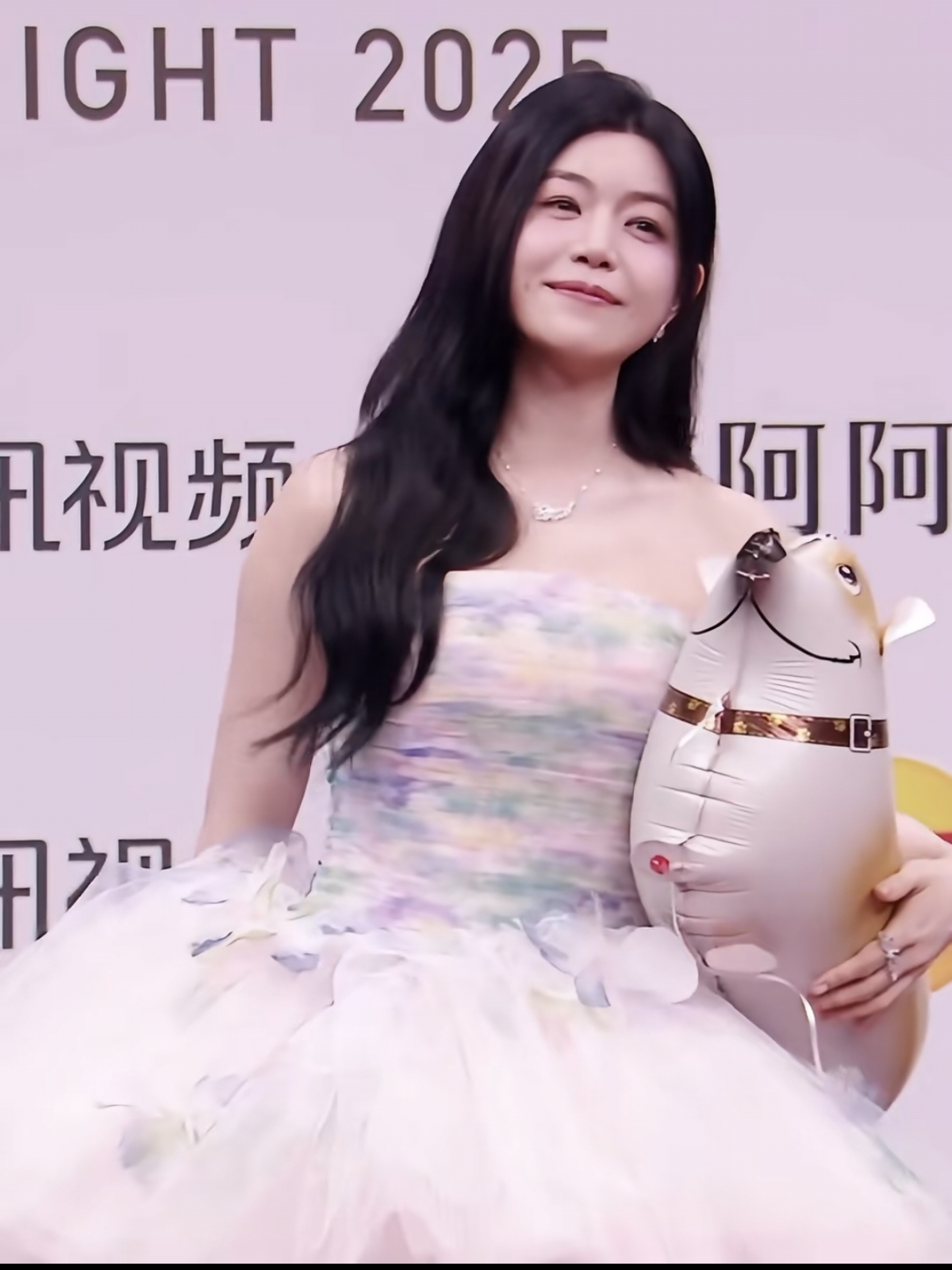 陈妍希带小狗出席红毯，一袭裸粉色蝴蝶刺绣蛋糕裙，好美好可爱呀