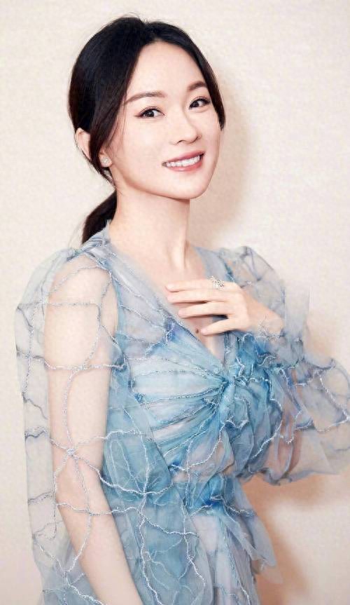 45岁霍思燕跟杜江同框回京，皮草配靴子穿搭老土，五官男相认不出