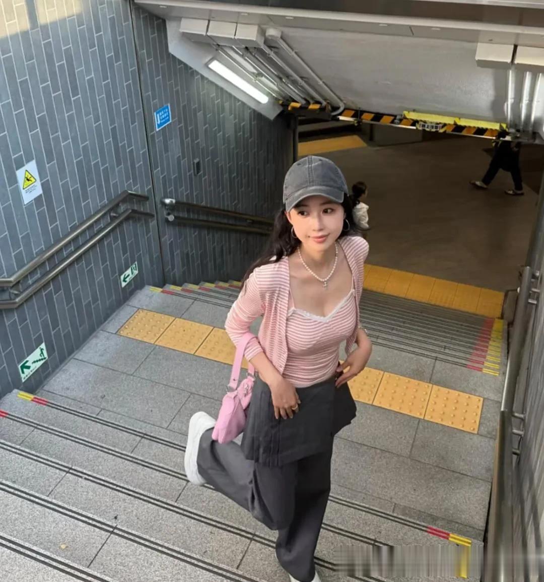 潘玮柏老婆宣云现身日本街头，她穿着粉色上衣，看起来好年轻