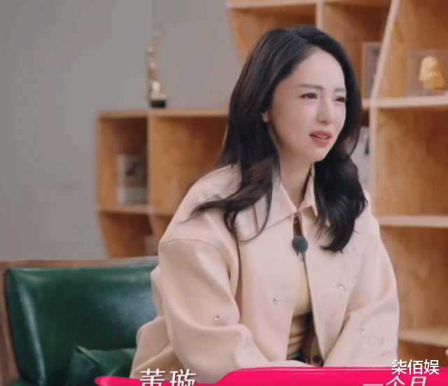 张维伊董璇爸爸一起带娃，没节目中那么讨人嫌，酒窝被哄得很开心