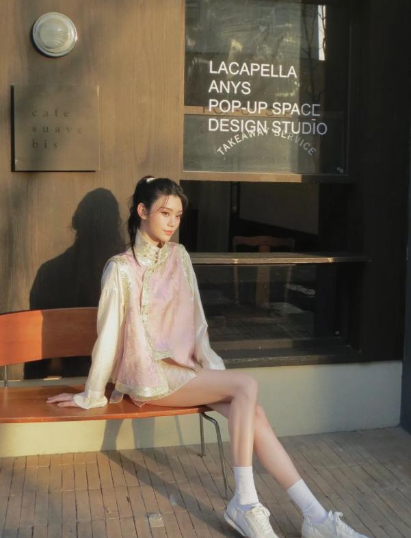 36岁奚梦瑶晒复古大头贴！穿新中式大玩下衣消失，一双腿又白又长