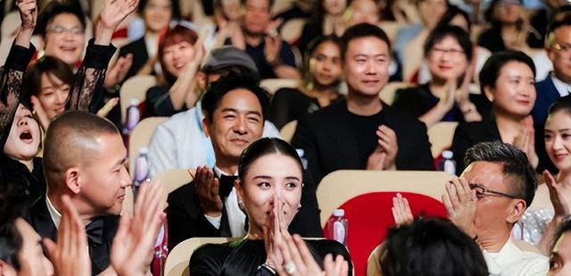 自卑才是无底洞，再看获奖后的宋佳，才发现30岁后相由心生没说错