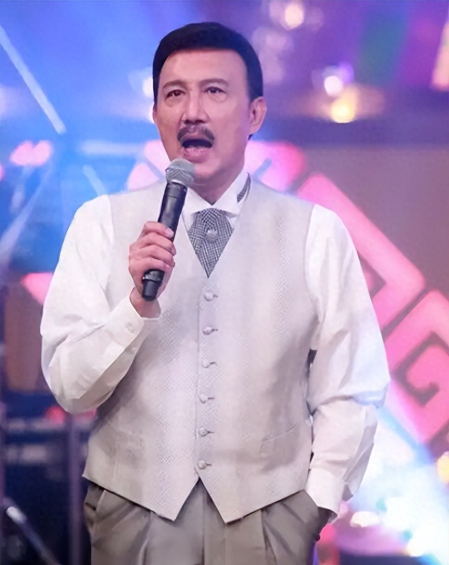 曾是一代歌王，后来成人尽皆知的台独分子，如今赔光家产下场凄凉