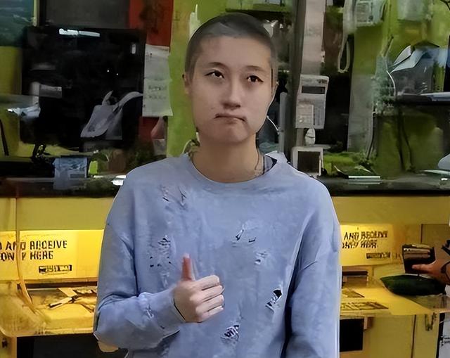 万万没想到成龙女儿竟沦落到“拾荒青年”，住桥洞捡破烂，太凄惨