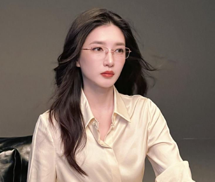 “私生子事件”仅6月，江疏影近照令人意外，原来王传君是这意思