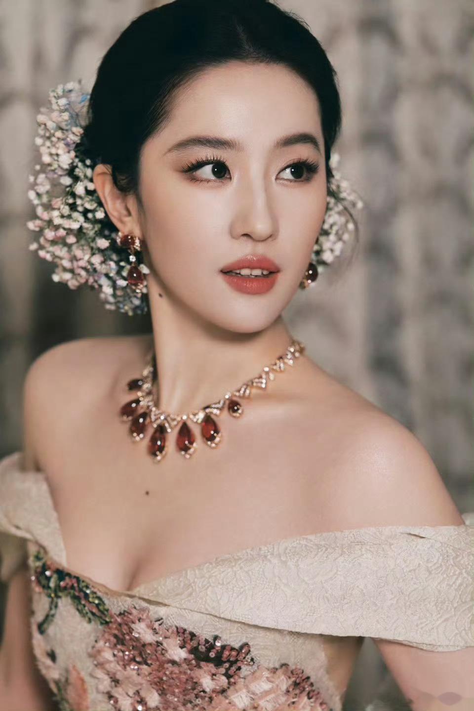 刘亦菲朱亚文大学合照曝光！2003年北电旧照颜值太能打网友炸锅了