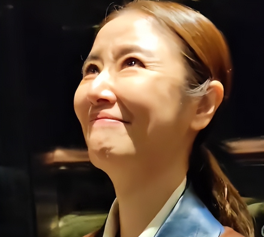 比整容还离谱！49岁林心如近况曝光，皮肤差皱纹多，医美都不管用