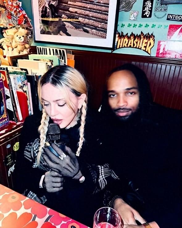 66岁麦当娜回春了，又白又嫩金发薄纱，在小37岁男友怀里一脸享受