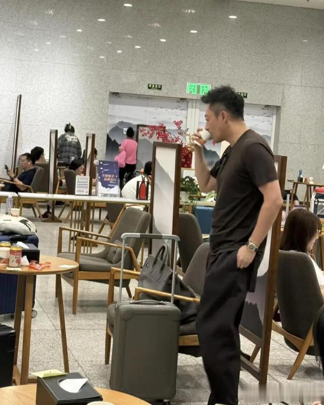 汪小菲坐高铁谈业务，一个人拖行李箱，休息室大口喝水，累的不轻