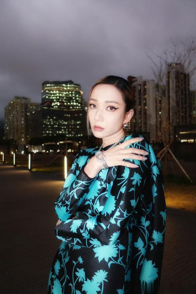 TVB离巢花旦晒近况！产女后身形依旧苗条，与老公庆祝相识20周年