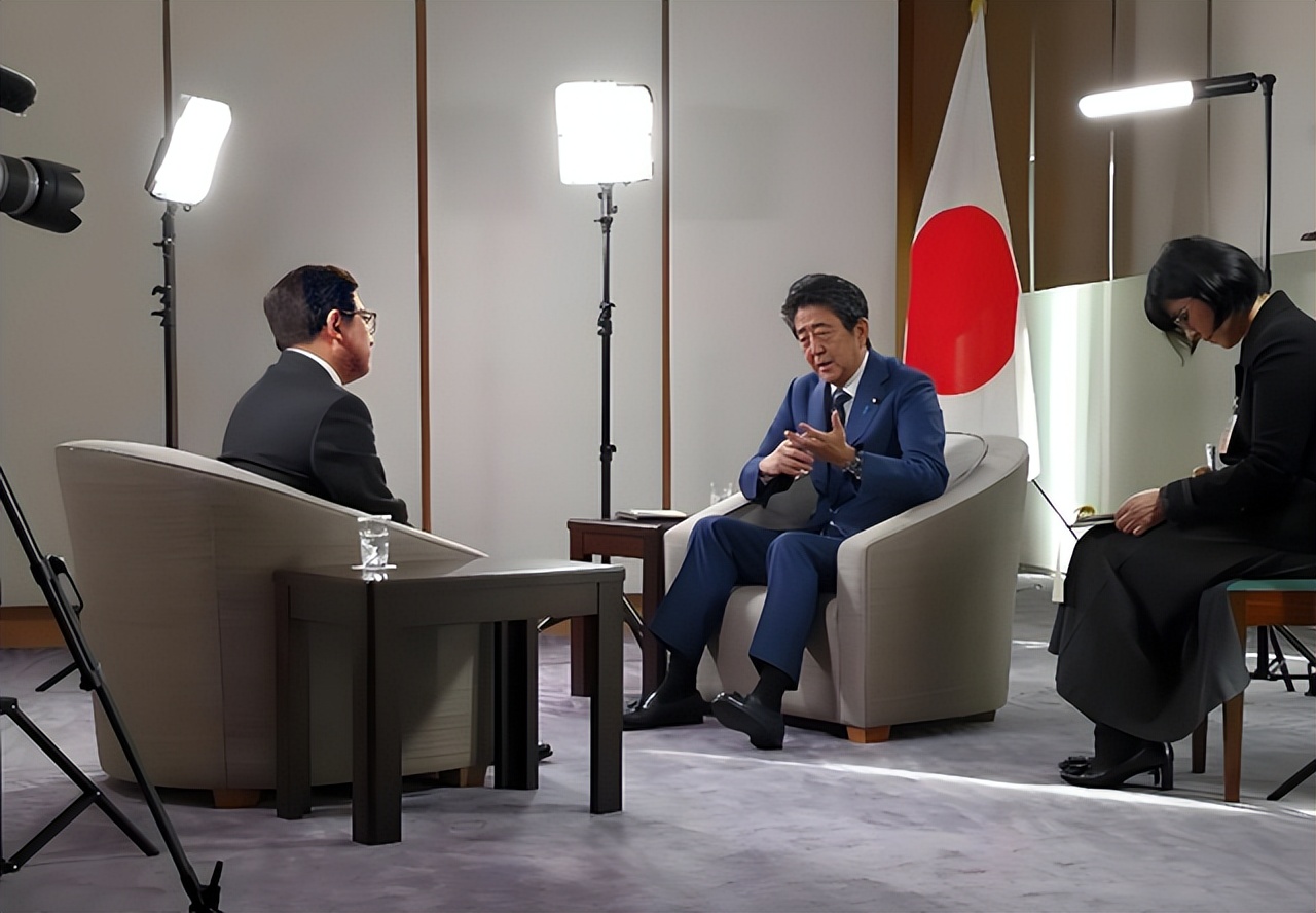 水均益高调回国，狂吃美食享受生活，二婚妻子杨迪现状曝光