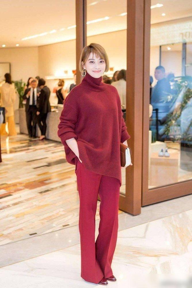 48岁梅婷新剪了波波头年轻10岁,穿毛衣配阔腿裤,美得像换了个人
