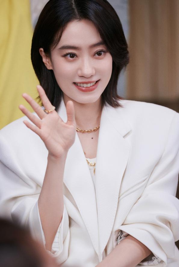 “张小斐”越看越好看，穿灰色大衣配红卫衣好高级，气质都升华了