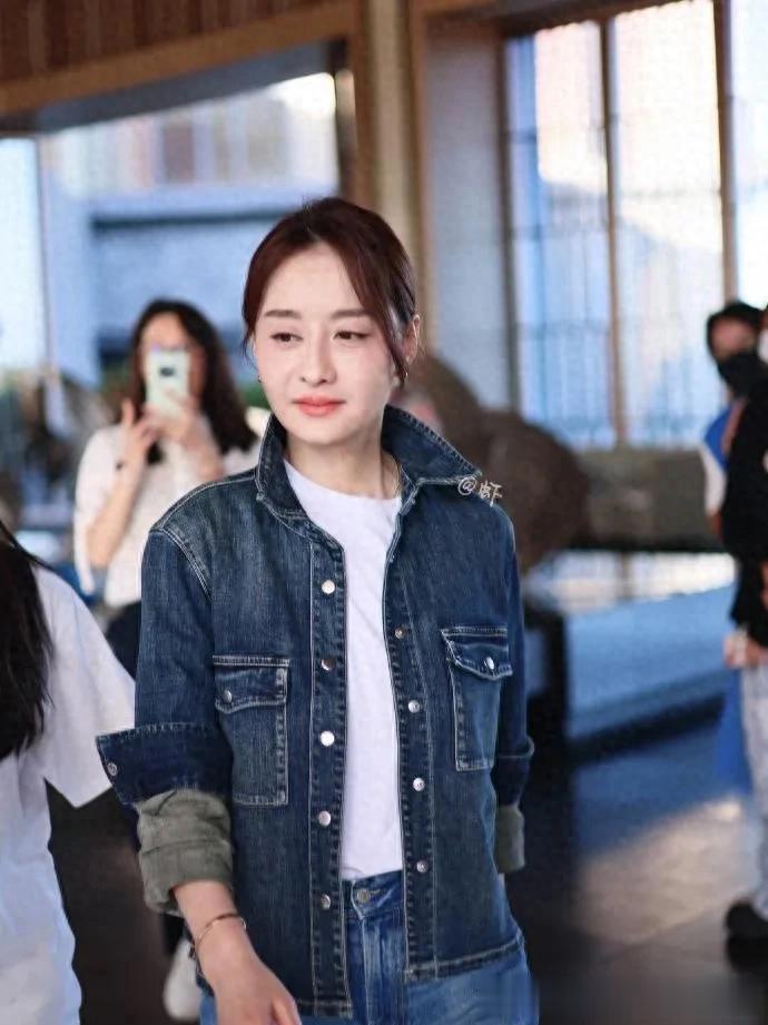 陈德容看不出是74年的人！穿牛仔外套+白T+牛仔裤，时髦又减龄！