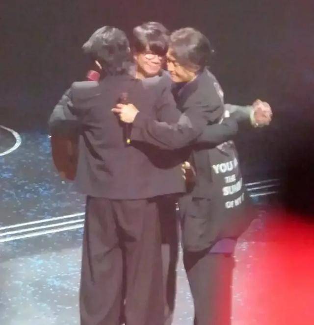 陈小春个唱郑伊健任嘉宾破不和传闻，两人当场落泪，妻儿到场支持