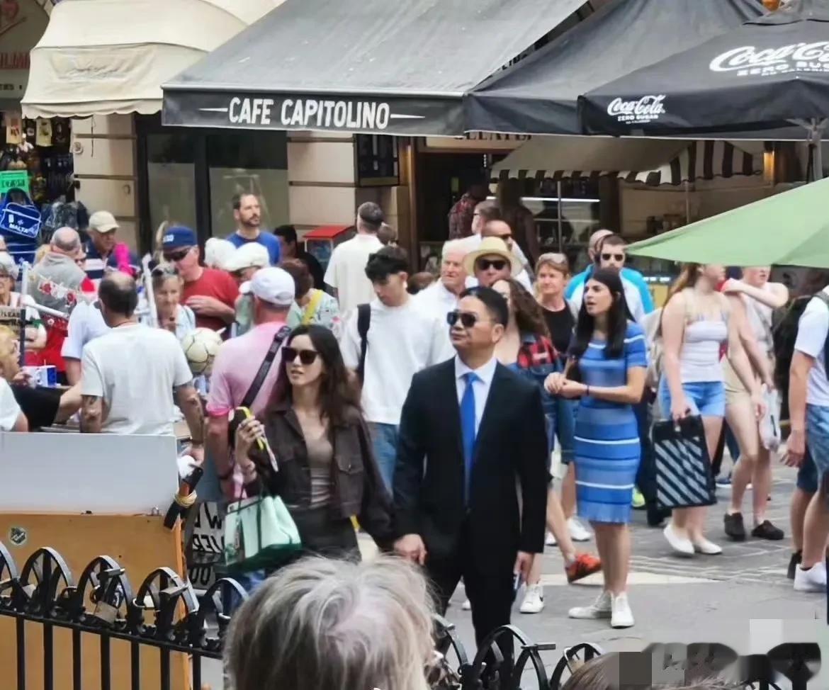 京东老板娘章泽天去徒步爬山,扎着马尾穿深绿色防风服,状态绝了