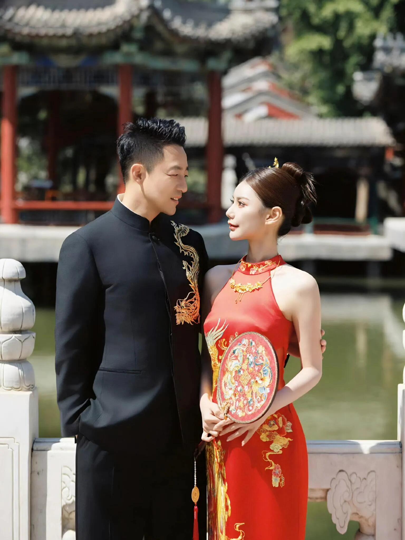 马筱梅穿miumiu孕肚显怀了，她累的直不起腰，汪小菲心疼的搂着她