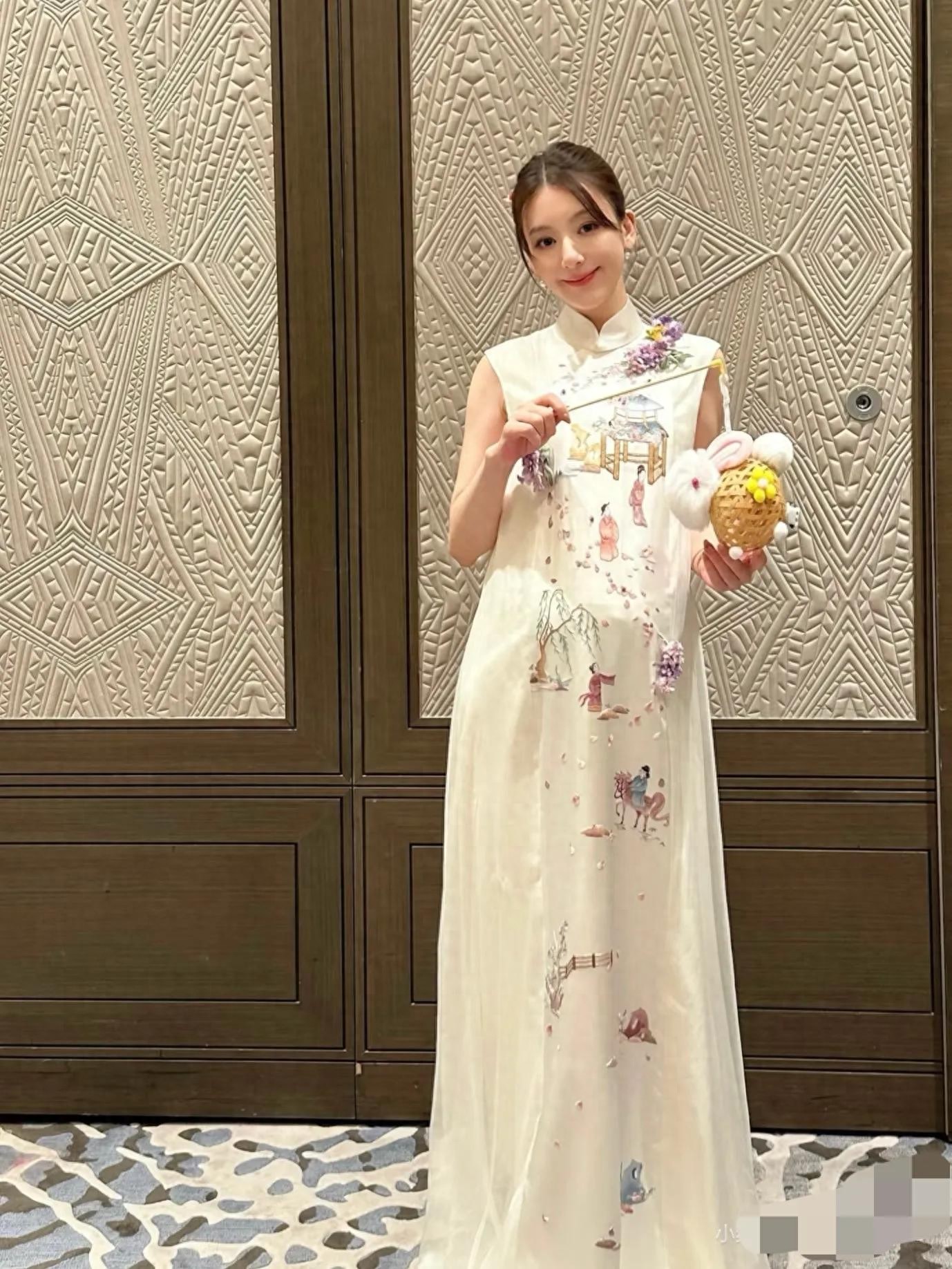 方媛晒照全家过中秋，穿五位数真丝裙贵妇扮相，女儿打扮的真漂亮