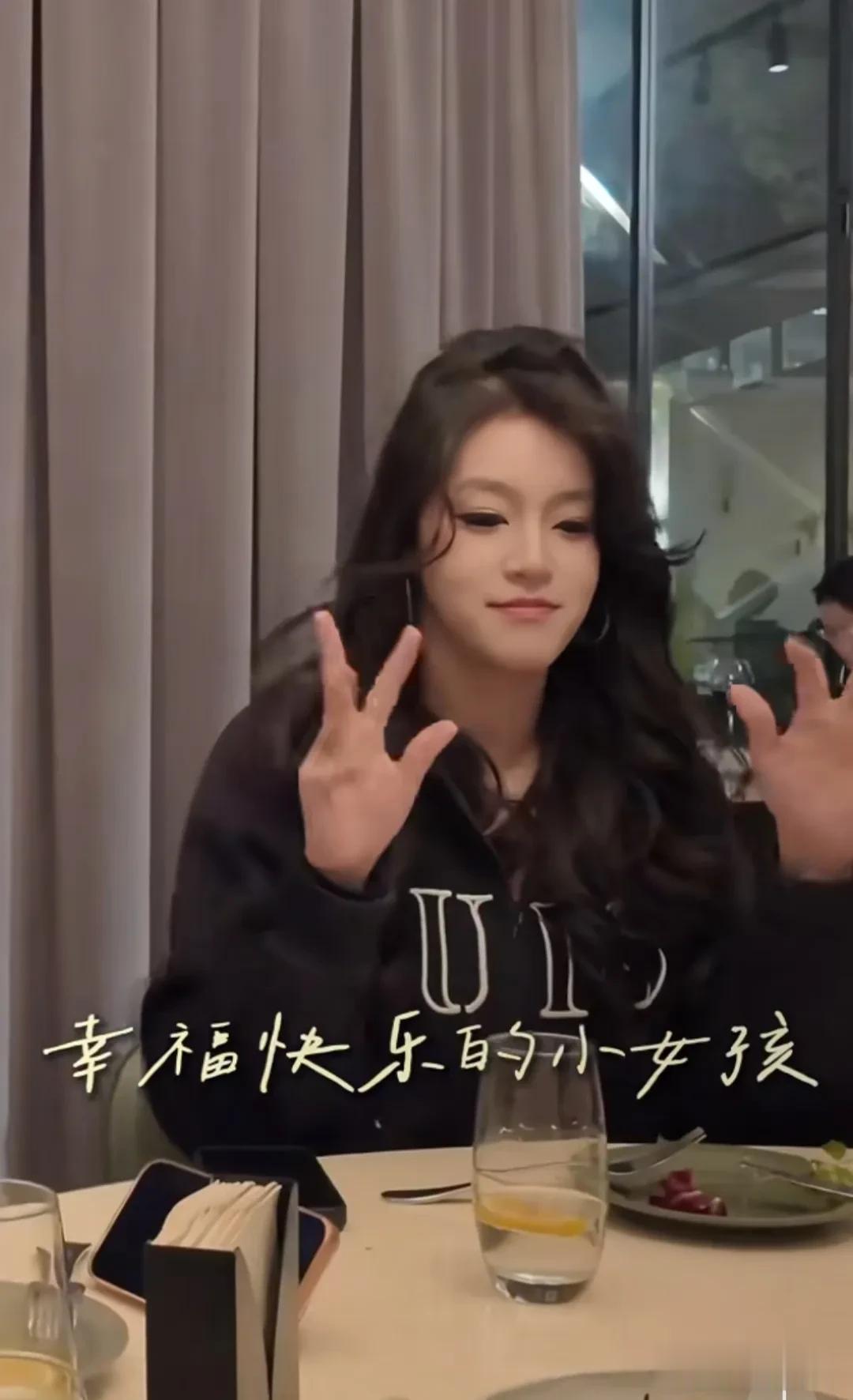 43岁于明加给女儿庆生，女儿比妈还美，嫁高管老公生俩女被宠成宝