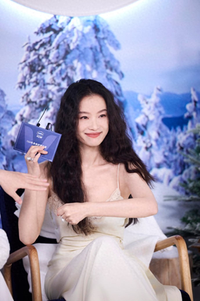 倪妮白裙为裳清冷高贵