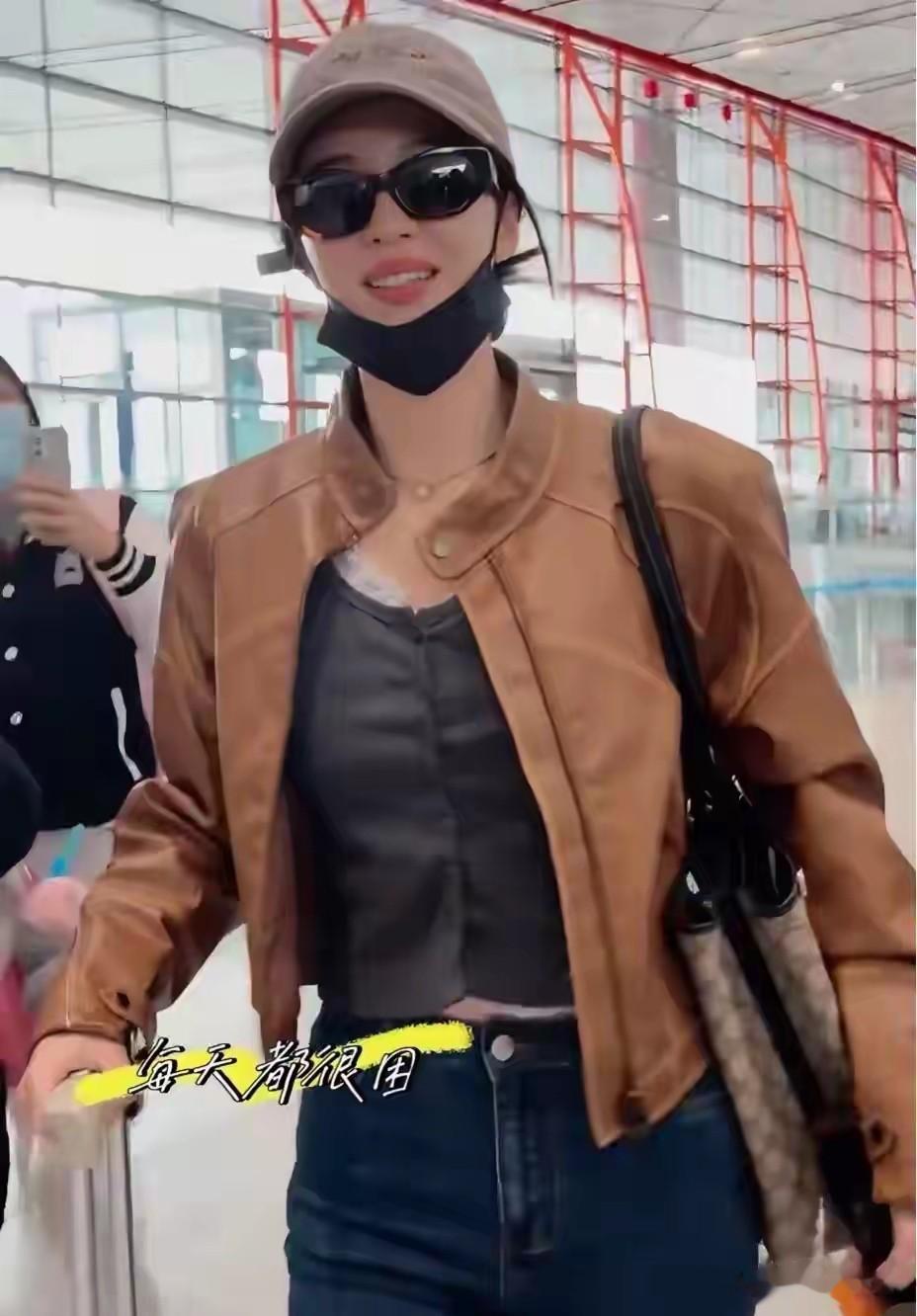 王楚然把“普通款”穿出高级感，喇叭裤显腿长，小跑姿势太可爱