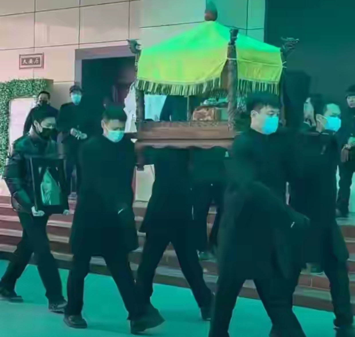 何晴追悼会！许亚军从美国赶了回来，儿子捧着骨灰曝何晴临终细节