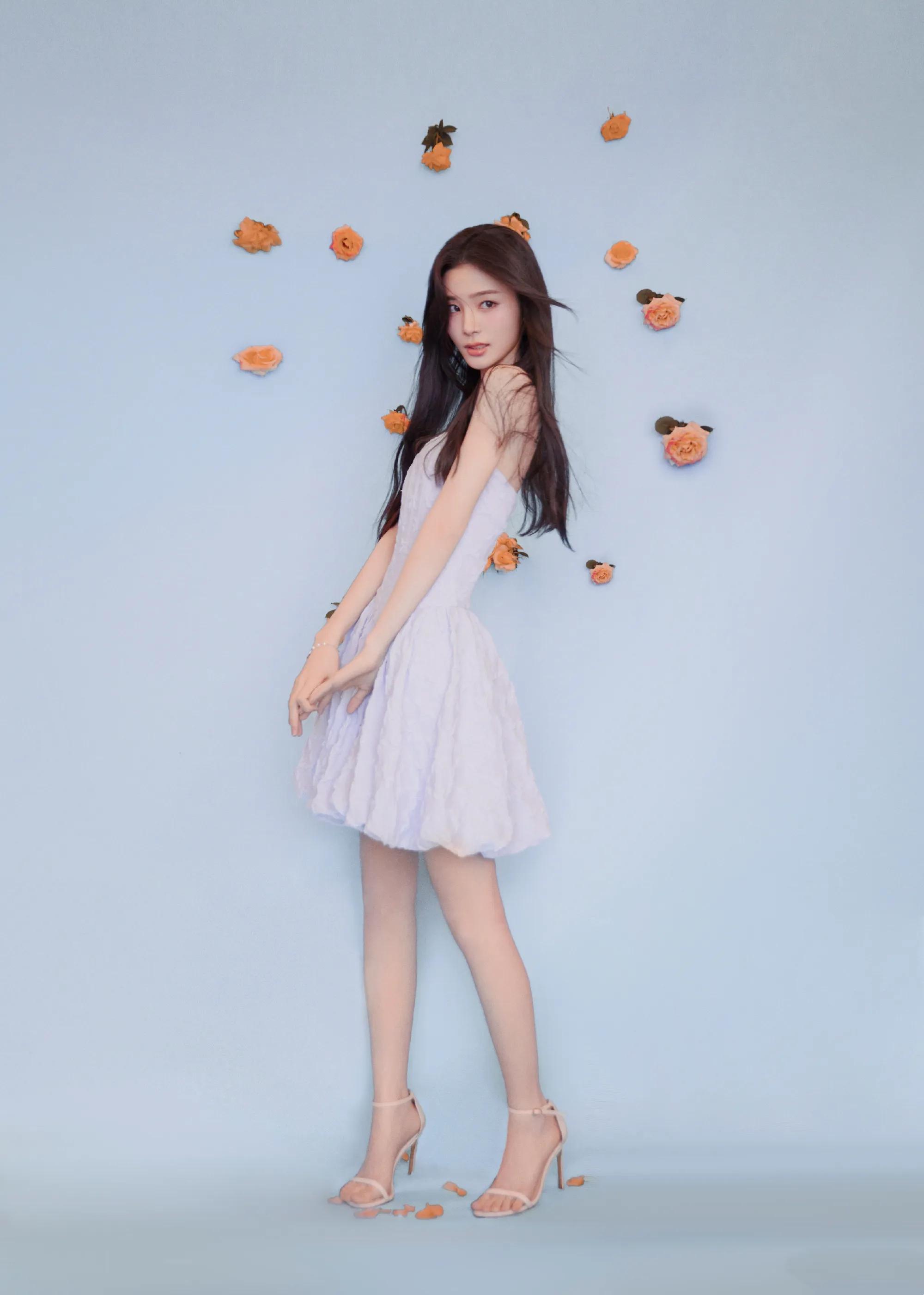 姚晓棠抹胸短裙美爆了