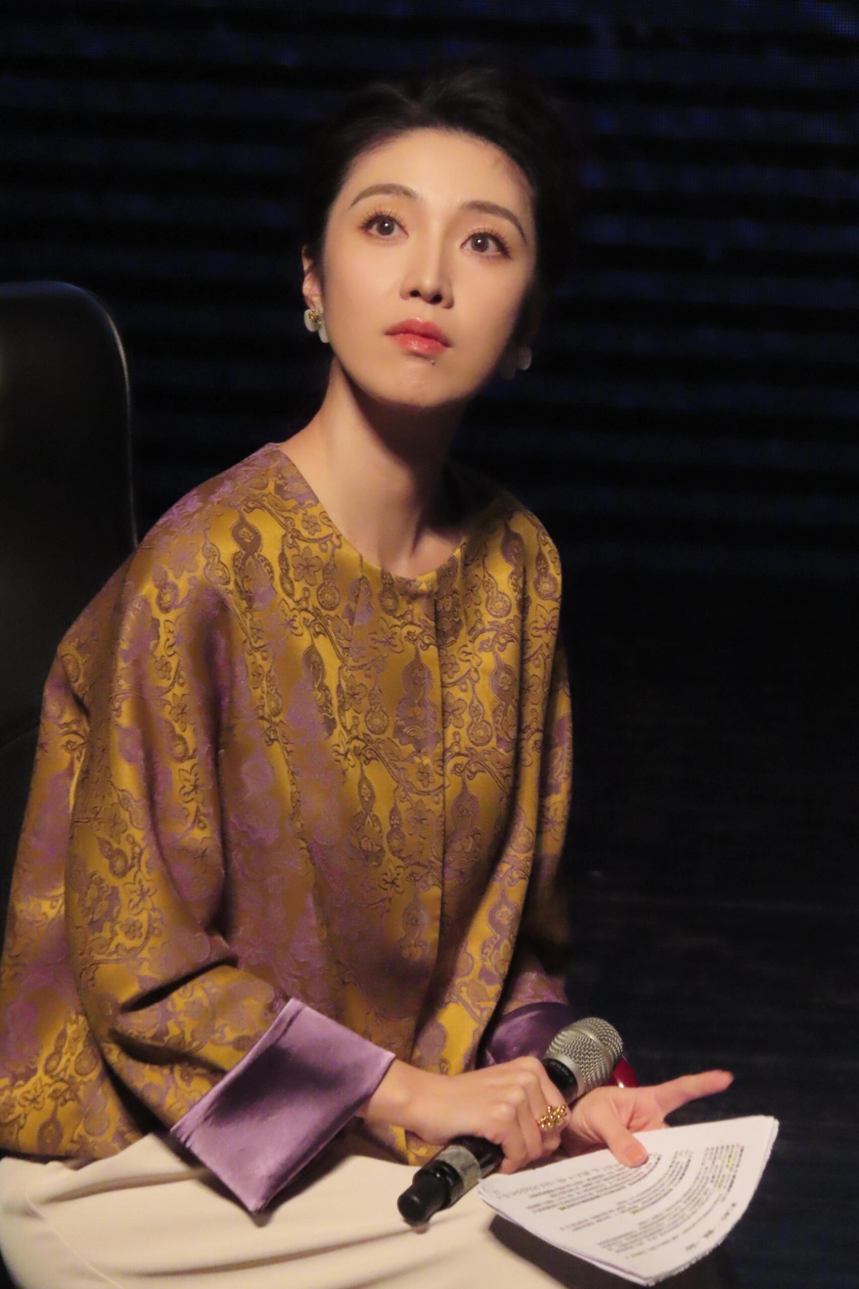 主持人何卿现场风采，美丽大方