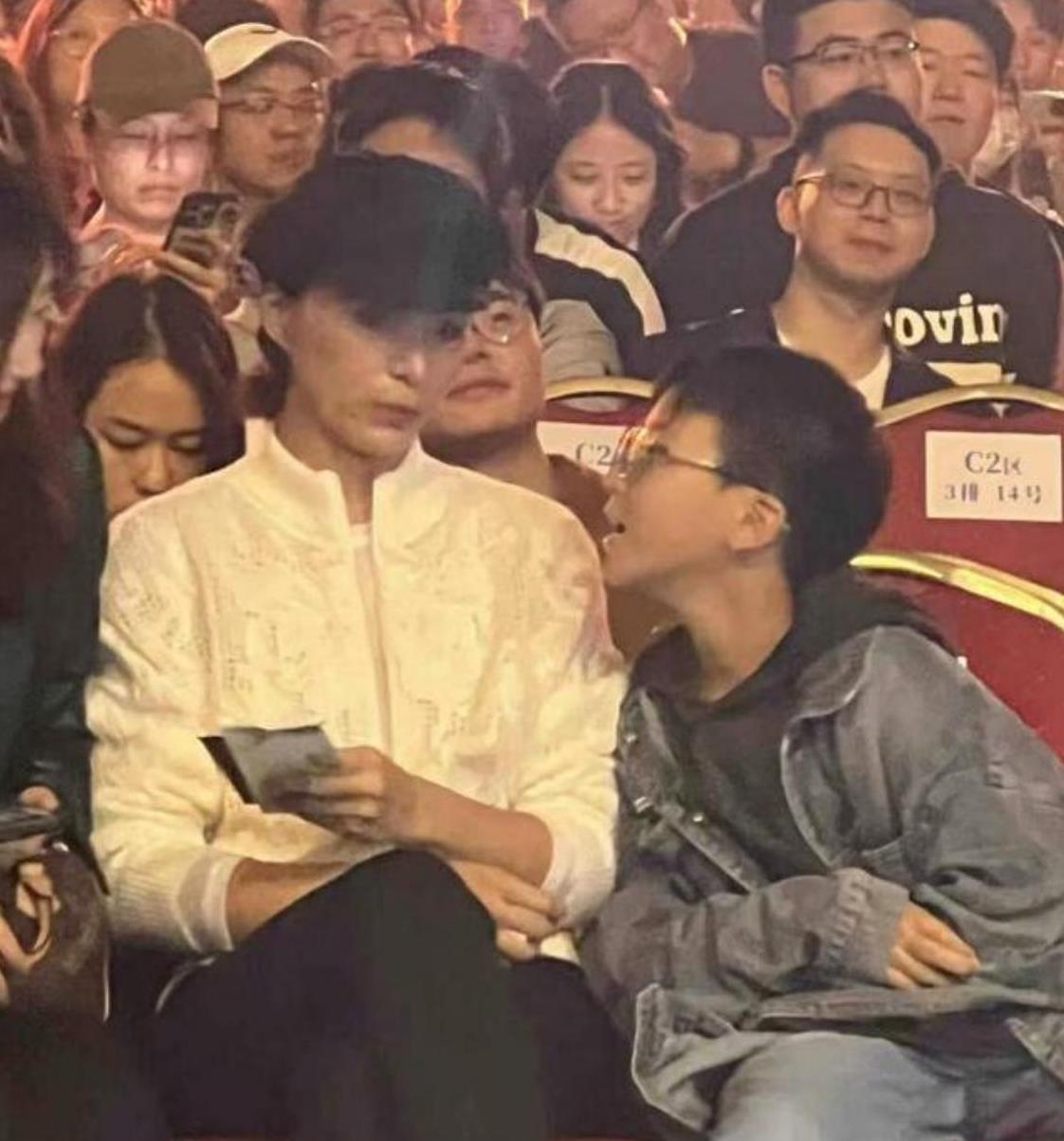 52岁董卿现身了，参加儿子学校义卖会，穿白色外套状态极好