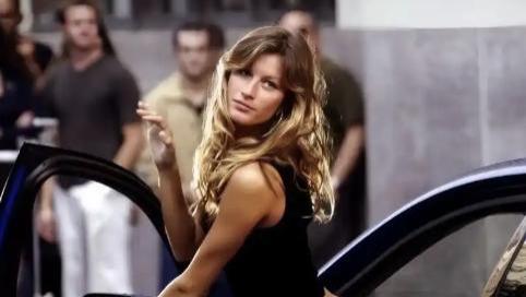 吉赛尔·邦辰最近一次引起广泛关注是因为一组海滩度假的照片