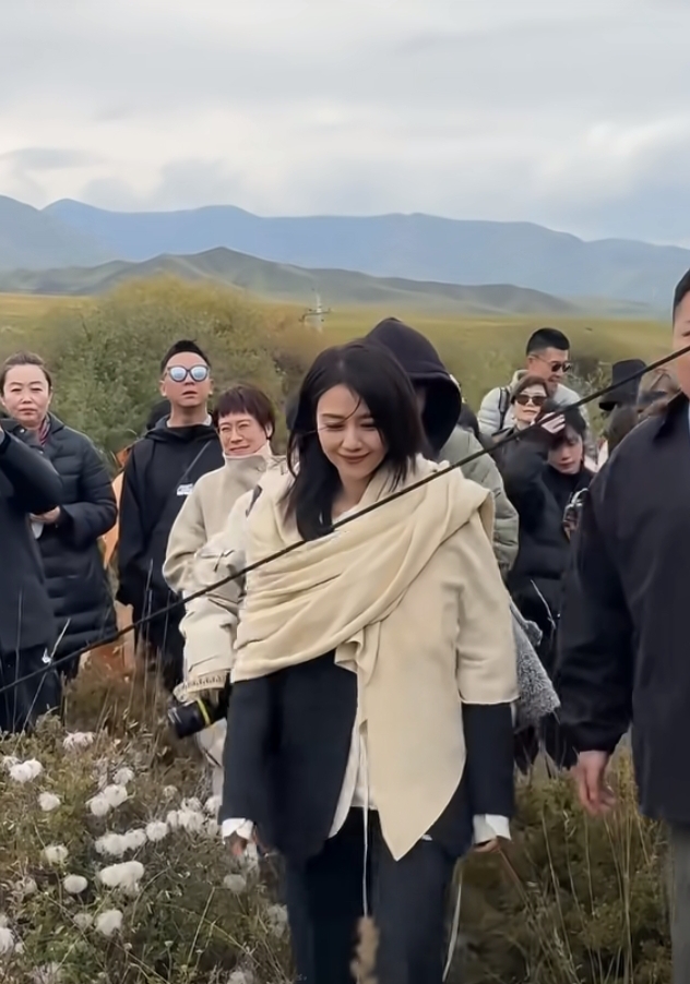 高圆圆现身户外：黑西装搭米色披肩，美得随意又高级