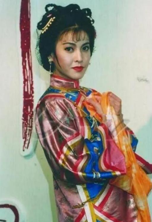 吃里扒外！她曾是TVB一姐，定居加拿大22年后，抱怨国外不如国内