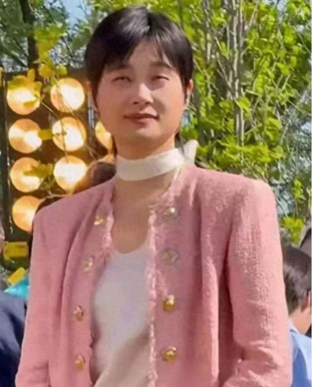 李宇春近照显疲态,41岁仍未婚未育,曾正面回应:我是自由的风