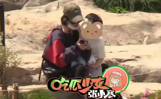 赵丽颖陪娃出游曝光，想想骑在司机脖子上相处很和谐，画面温馨