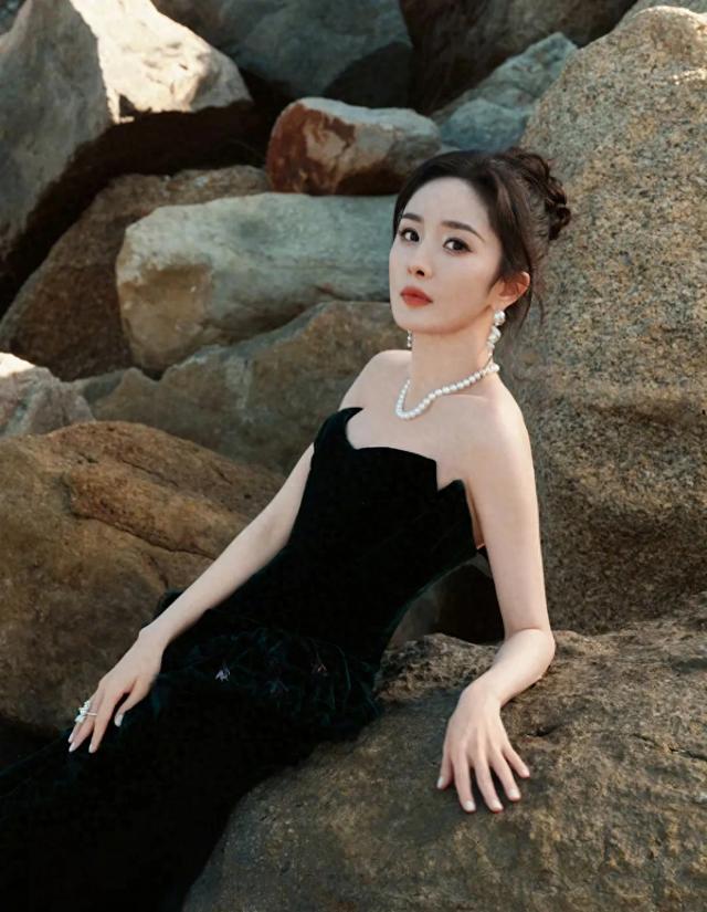 杨幂墨绿色抹胸礼服裙灵动柔美