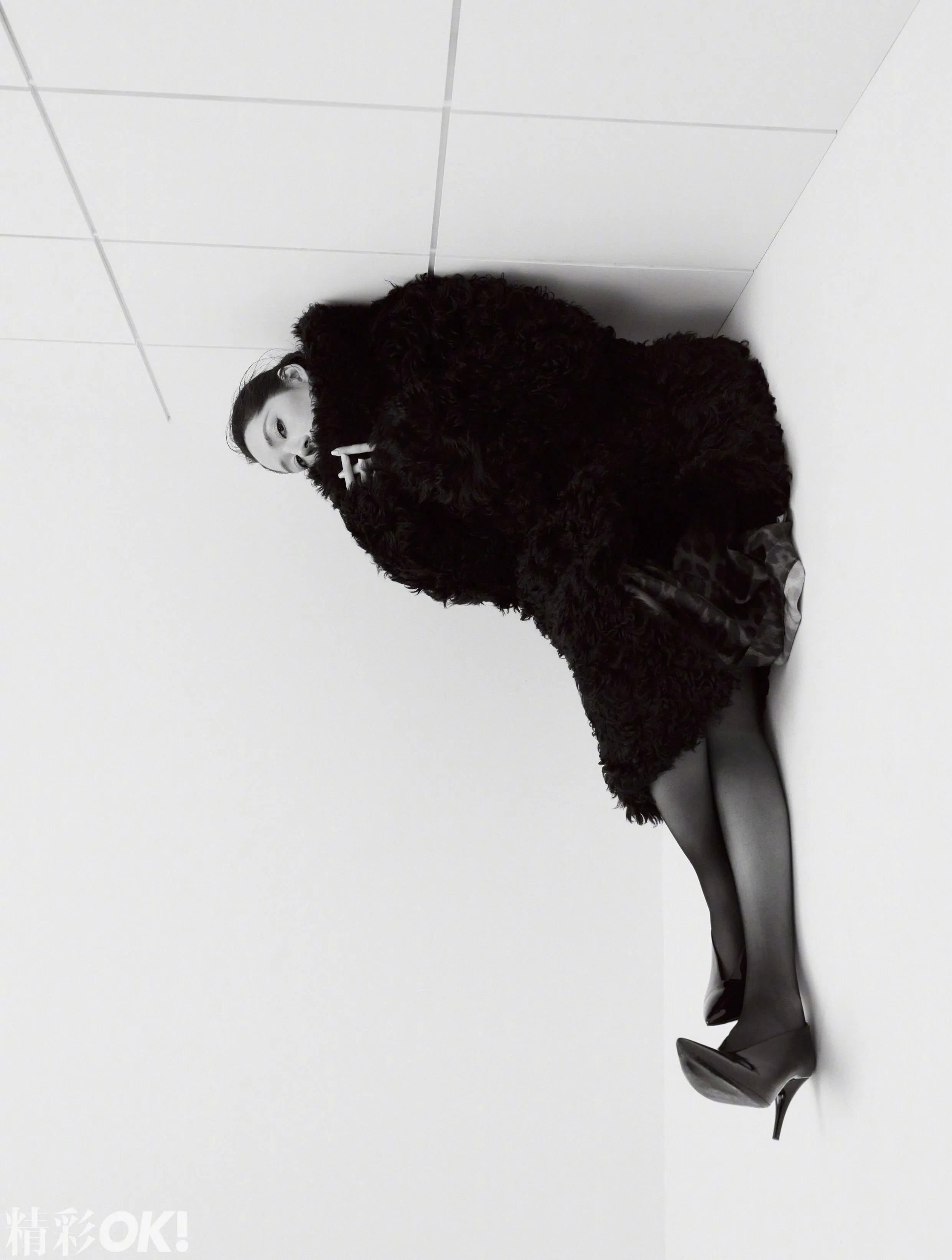 郭碧婷穿皮草拍大片,她戴整套黄金首饰很贵气,连生两胎不敢露腰