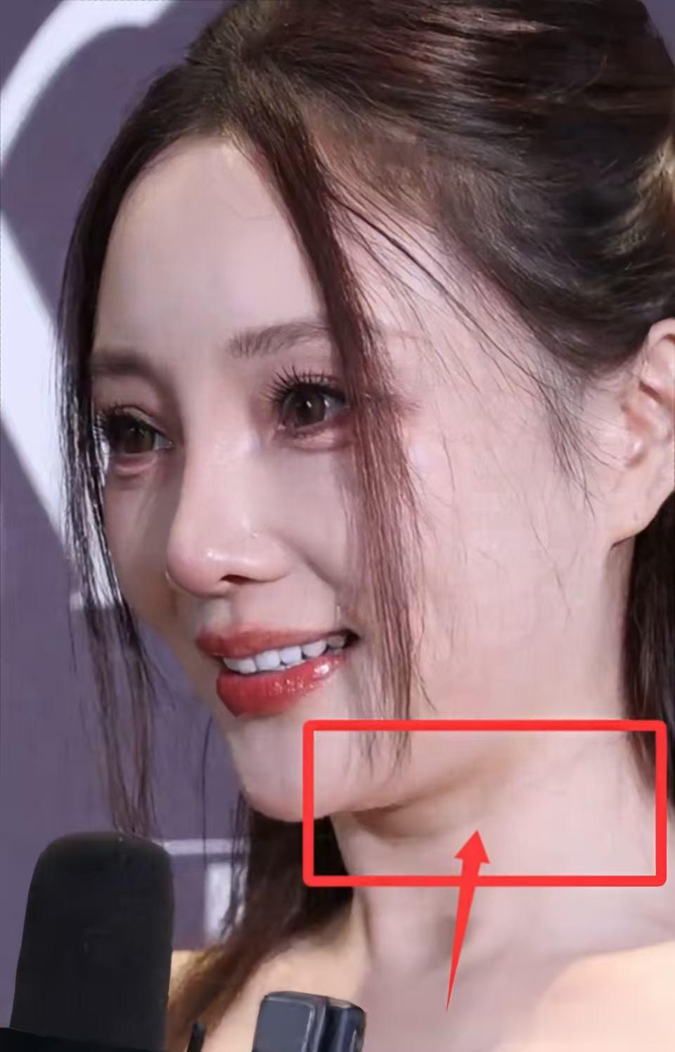 上海时装周，李小璐压轴出场，生图下颈纹抢镜，治好了我容貌焦虑