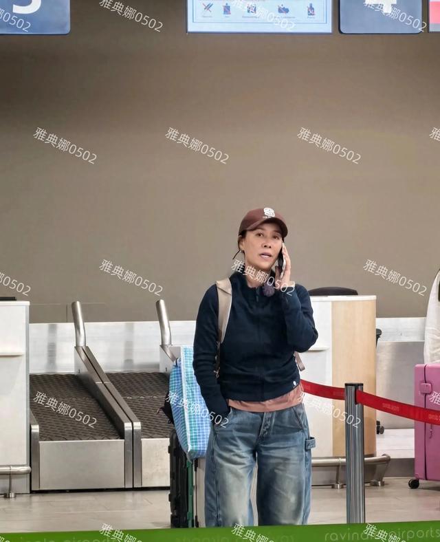 那英本人比电视上要瘦要年轻, 上了年纪的她容貌神态很像刘嘉玲!