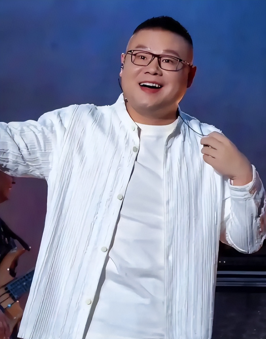 欠税被通报一个多月，岳云鹏再传噩耗，事关春晚，去年因此进医院