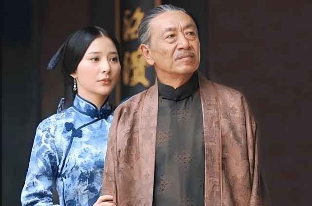 78岁王奎荣,一头白发,与小37岁娇妻一起,抚养年幼子女