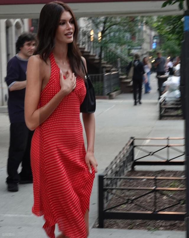 街拍：凯雅-格伯红色波点吊带裙+黑色腋下包简约时尚