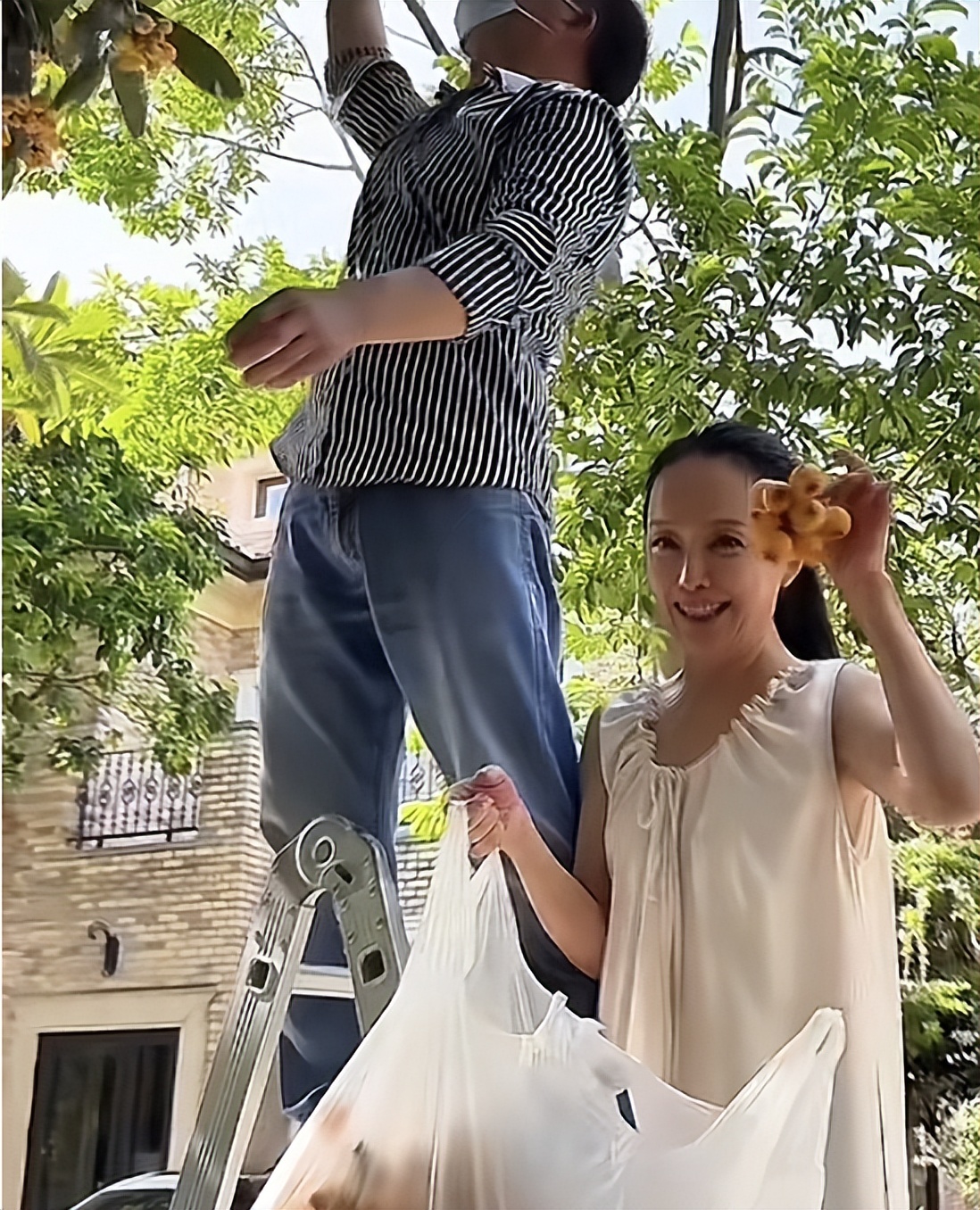 当红时嫁到美国,定居纽约多年,60岁风韵犹存!如今回国资源超好