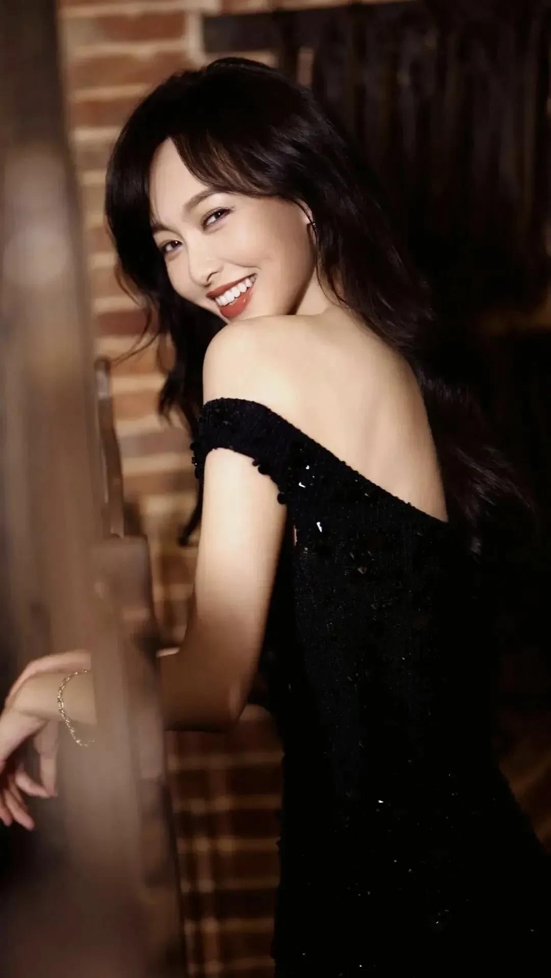 明星高清写真鉴赏｜唐嫣，甜笑明媚动人，谁能不心动！